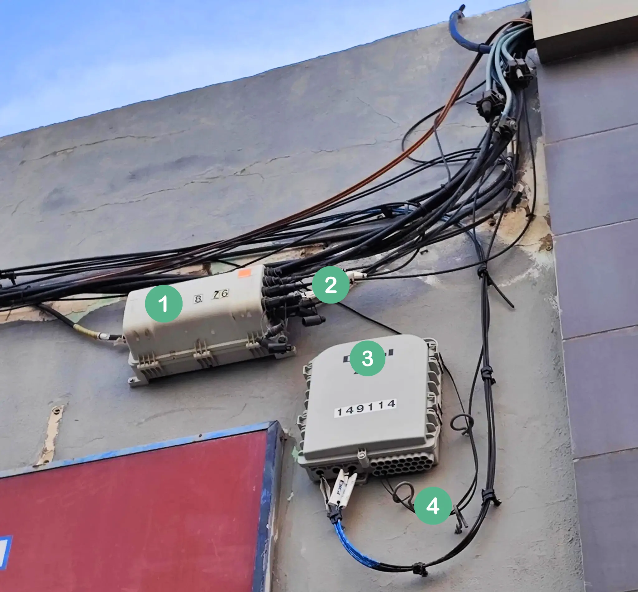 CTOs externas en fachada de edificio CTOs con salidas de fibra óptica para viviendas en las fachas de edificio