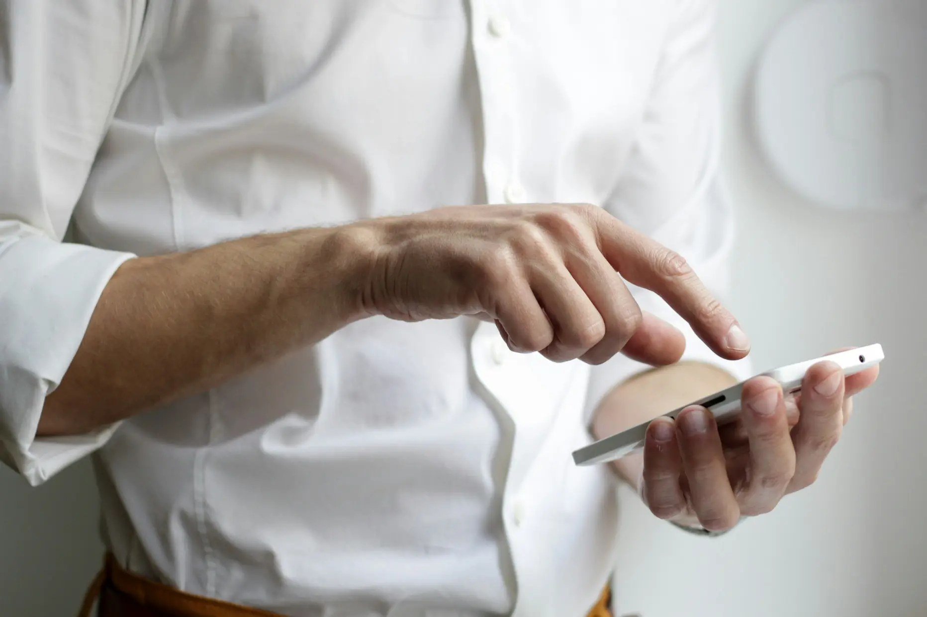 Persona con tarifa de datos móvil Persona navegando con su tarifa de datos móviles