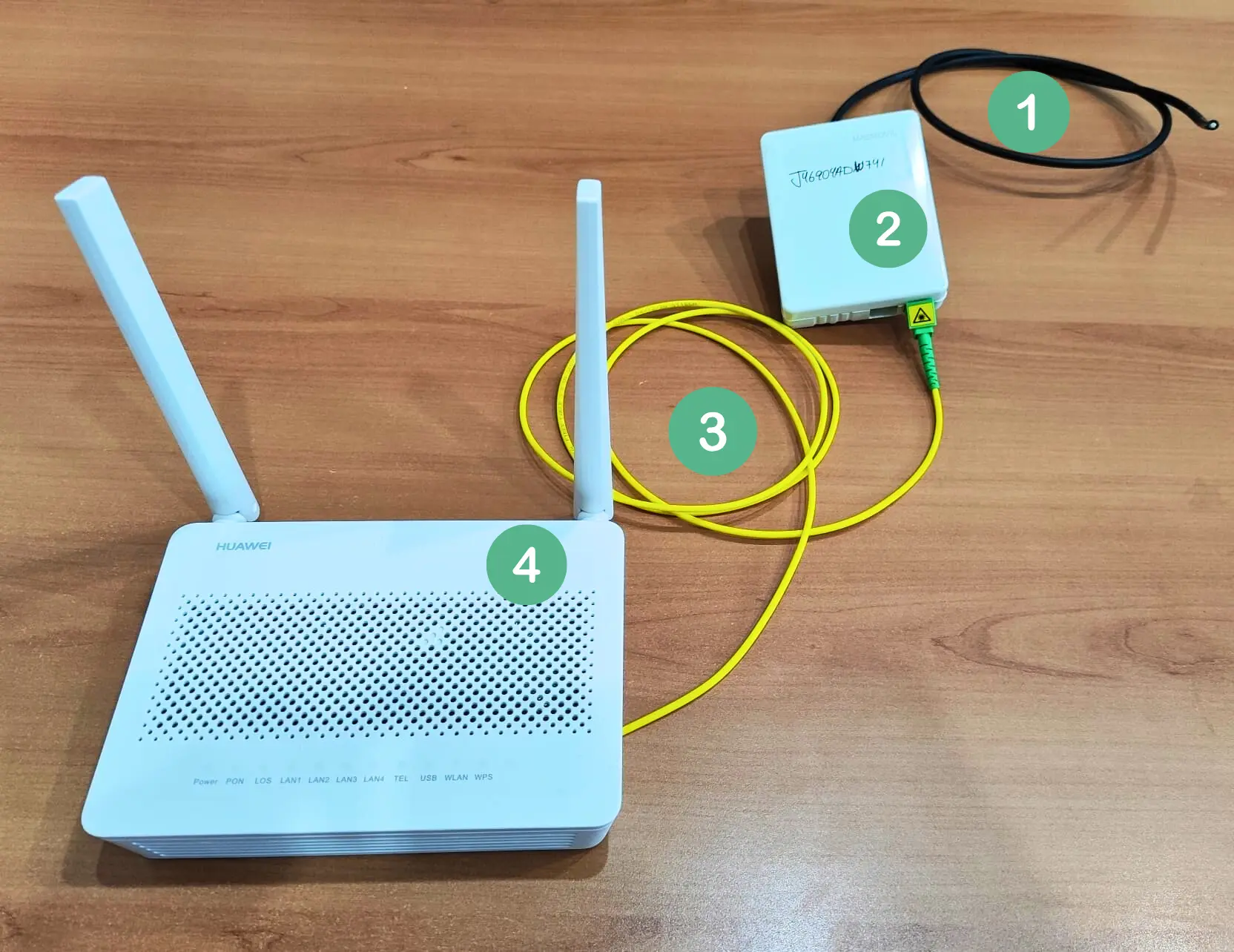 Conexión Roseta y Router con ONT incorporada Observamos la conexión directa de un router con ONT incorporada a través tan solo de una roseta de fibra óptica.