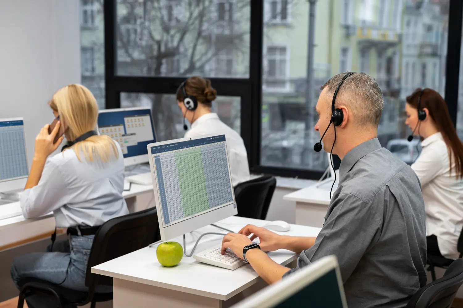 X-bees para la atención al cliente y las ventas El software x-bees como herramienta para el equipo de ventas para interacción con los clientes en atención al cliente y ventas